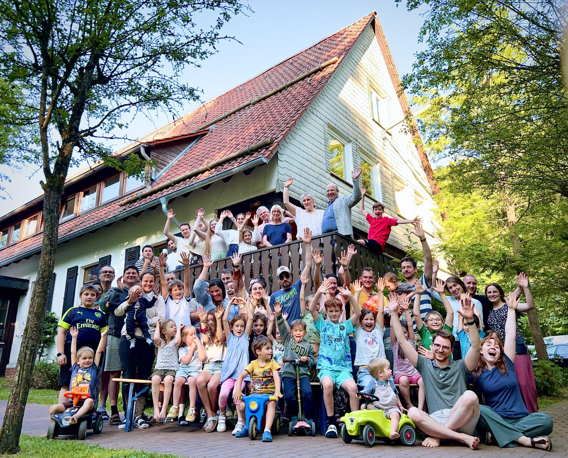 Spielende Mädchen in der Gemeinde